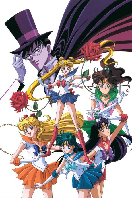 Jovem vestindo roupa de ginástica rosa, segurando um haltere, com pôster da Sailor Moon ao fundo