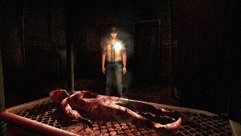 Jovem em camiseta preta faz agachamento, segurando garrafa de água, enquanto tela ao fundo exibe o trailer de Silent Hill