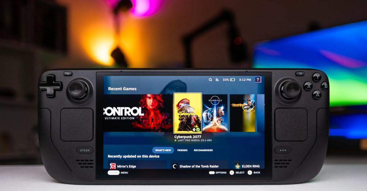 Steam Deck 2 em destaque sobre mesa, ao lado do logo da Valve e da interface da Steam