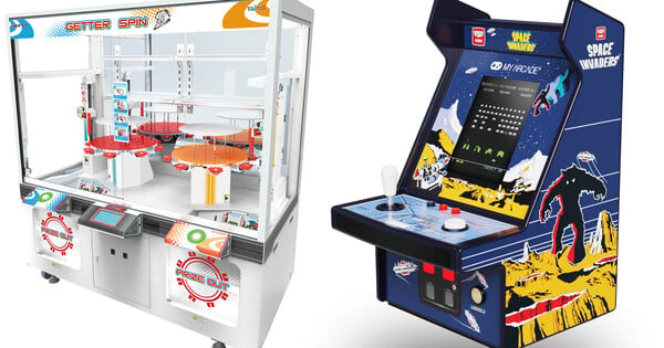 Jovem vestindo roupa esportiva, usando pulseira fitness, joga Space Invaders em arcade iluminado