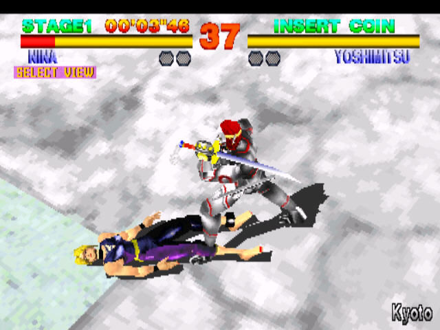 Jogador sentado no sofá, controlando Tekken, enquanto segura garrafa de água e usa faixa de resistência