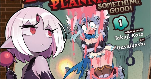 Demon Lord de terno, segurando uma prancheta, ao lado de colegas humanos num escritório repleto de papéis