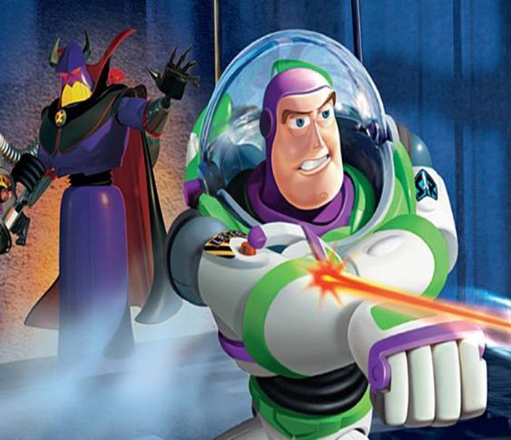 Jovem de roupa esportiva segurando controle de PS, ao fundo TV exibindo Toy Story 2 e relógio marcando 15/09