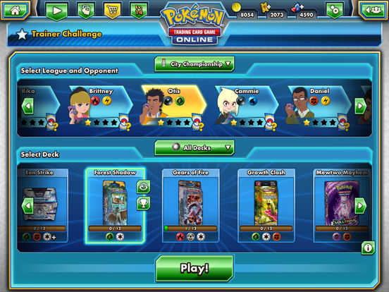 Jovem praticando agachamento segurando baralho de Pokémon sobre o peito