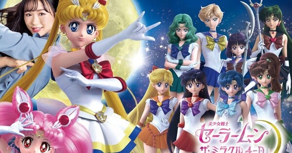 Sailor Moon e Tuxedo Mask posam ao lado da nova montanha‑russa temática lunar, com o logo da USJ ao fundo
