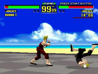 Personagem de Virtua Fighter executando um golpe de artes marciais em um cenário urbano detalhado do PS5