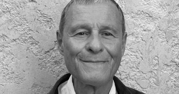 Retrato de Yves Schlirf, fundador da Kana, ao lado do logotipo da editora e capas de mangás franceses
