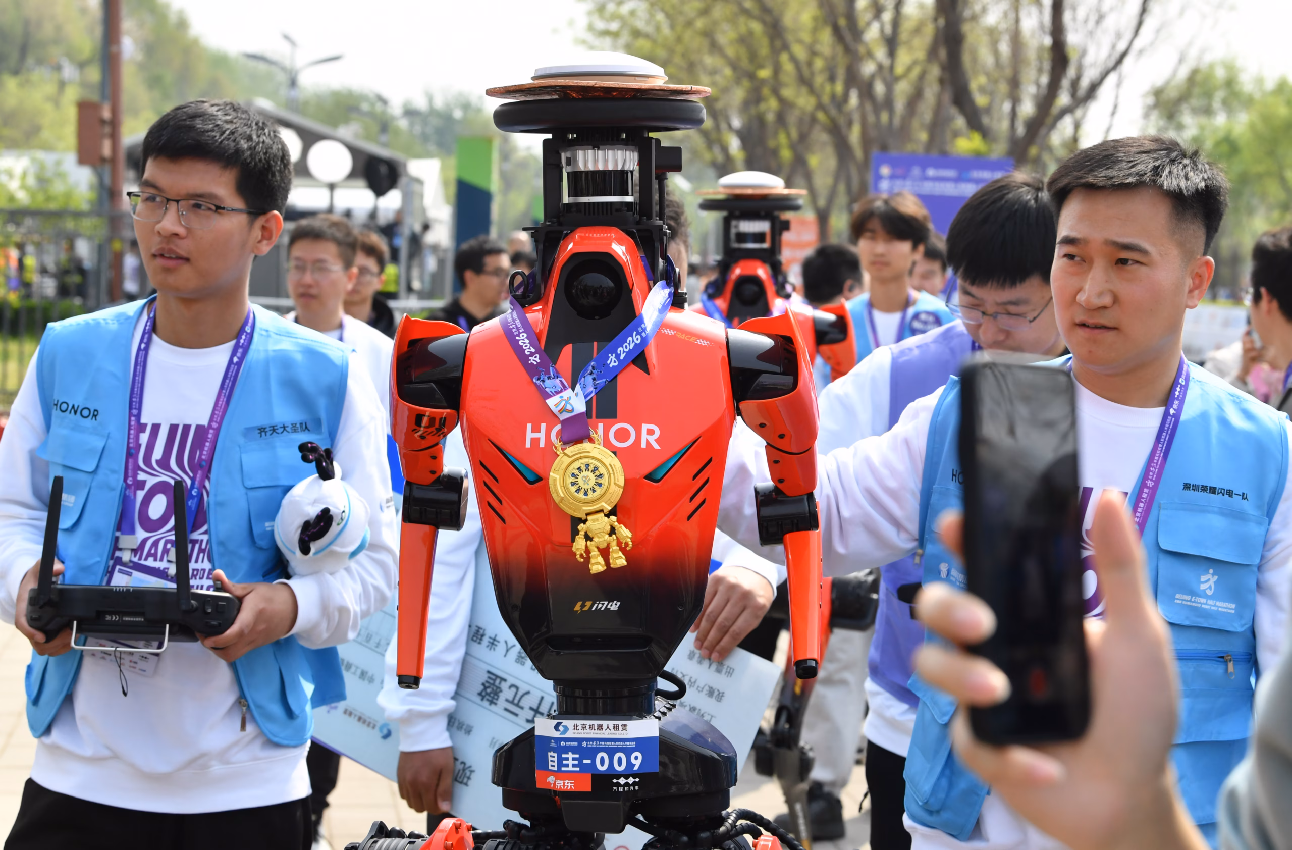 Robô humanoide "Lightning" destrói recorde mundial de meia-maratona